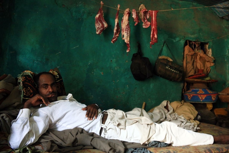 XI Wielki Konkurs Fotograficzny National Geographic, Wyróżnienie w kat. Ludzie, "Lalibela", fot. Tomasz Grzyb


Wielkanoc w etiopskiej Lalibeli, mężczyzna w odświętnym stroju odpoczywa po uroczystym posiłku kończącym 56-dniowy Wielki Post. Święto upływa Etiopczykom na odwiedzinach rodziny, biesiadowaniu, obdarowywaniu się prezentami. W wielu domach zobaczymy wtedy specyficzny wystrój – wiszące mięso zwierząt kupionych na targu w Wielką Sobotę.	
